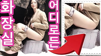 Korean subtitles. Consequences of using a disaster toilet by a woman - Japanese beautiful pee. vibrator, masturbating, cumshot