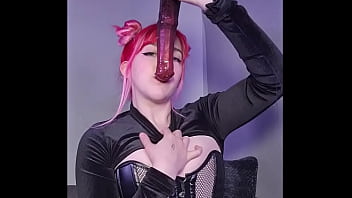 Amateur deepthroat goddess showcases her throat-stretching skills in cosplay video